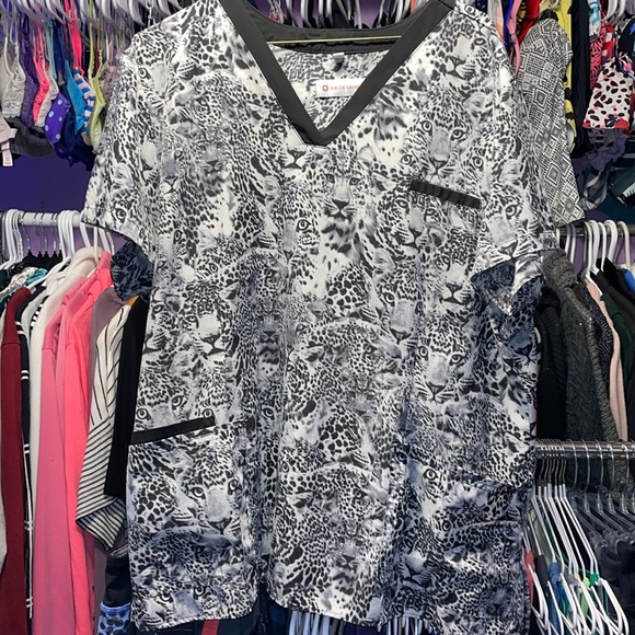 WhiteCross Other - Tiger Print WhiteCross medial scrubs lots of pockets size XXL